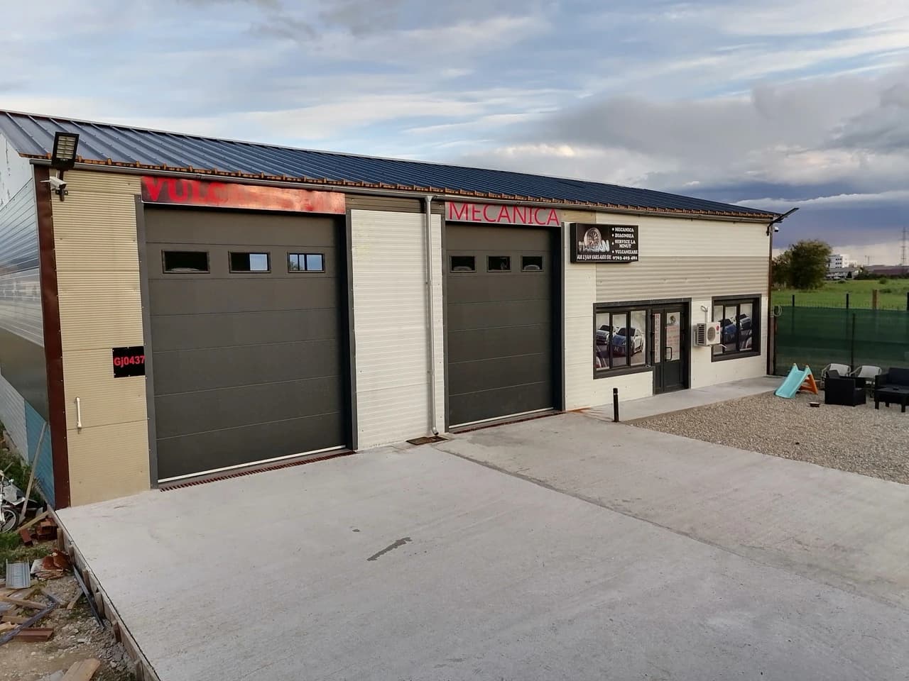 Mecanic lucrând la o mașină